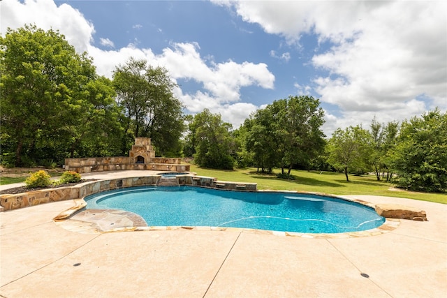 100 Redtail Hawk Dr, Aledo, TX 76008 - view of swimming pool featuring a patio area, view of wooded area, a lawn, and a pool with connected hot tub