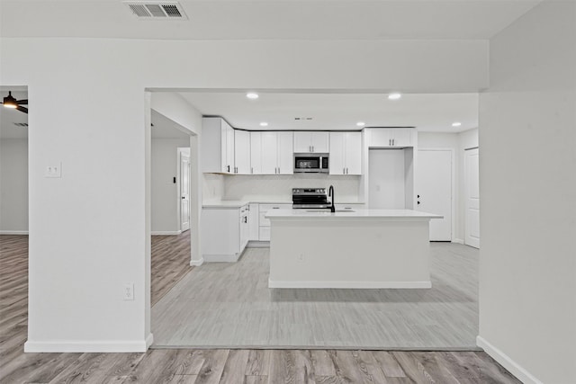 6401 Simmons Rd, North Richland Hills, TX 76182 - kitchen with stainless steel appliances, light wood-style flooring, light countertops, and recessed lighting