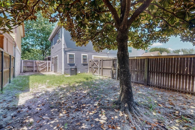 10320 Wood Heights Dr, Dallas, TX 75227 - fenced backyard with a gate