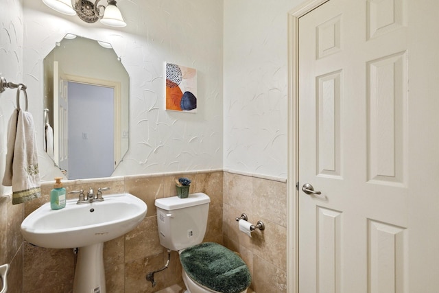 1205 Apache Lake Dr, Carrollton, TX 75010 - bathroom with wainscoting and tile walls