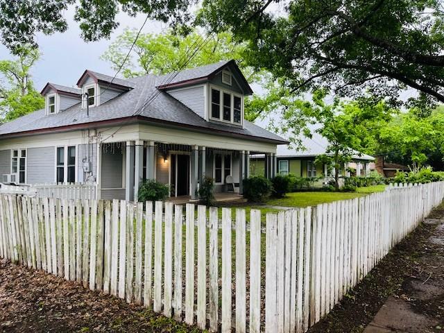 106 Lawrence Ave, Terrell, TX 75160 - bungalow-style home featuring covered porch and a fenced front yard