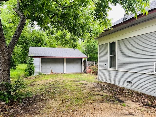 106 Lawrence Ave, Terrell, TX 75160 - view of yard featuring a detached garage and an outdoor structure