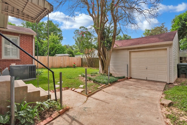 473 Albany Ave, Shreveport, LA 71105 - view of yard with driveway, an outbuilding, and a garage