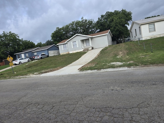 1513 Skyline Dr, River Oaks, TX 76114 - view of front facade with concrete driveway and a front lawn