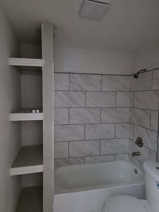 1513 Skyline Dr, River Oaks, TX 76114 - bathroom featuring toilet and washtub / shower combination