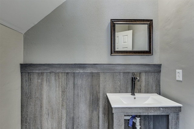 6111 Pinwood Cir, Arlington, TX 76001 - bathroom featuring a sink