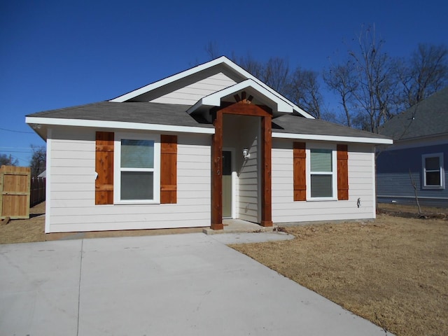 719 W Texas St, Denison, TX 75020 - ranch-style house with driveway