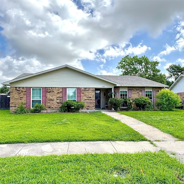 1125 Siebold Ct, Mesquite, TX 75150 - ranch-style home featuring brick siding and a front lawn