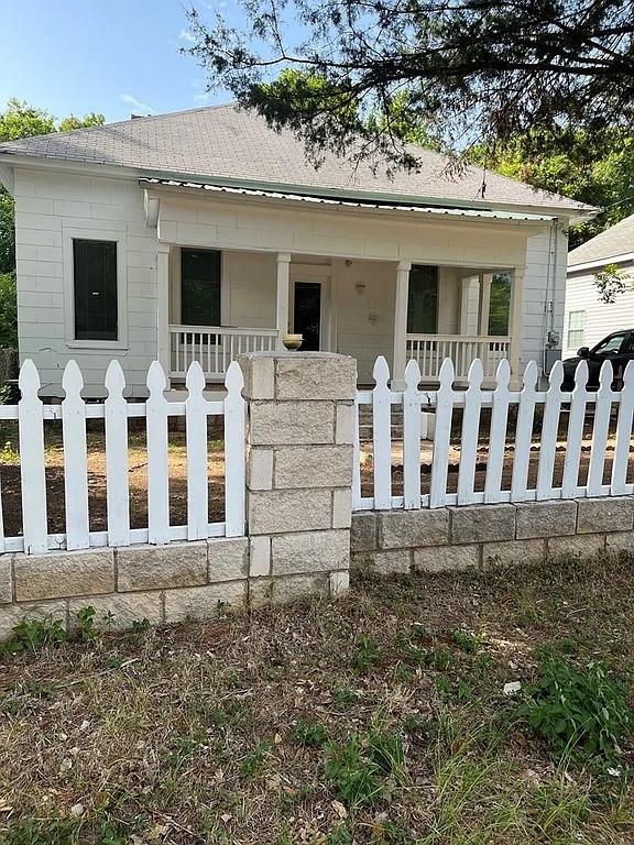 705 W Green St, Palestine, TX 75801 - view of front of home with covered porch and a fenced front yard
