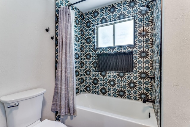 4105 Micki Lynn Ave, Fort Worth, TX 76107 - full bath featuring toilet and shower / tub combo with curtain