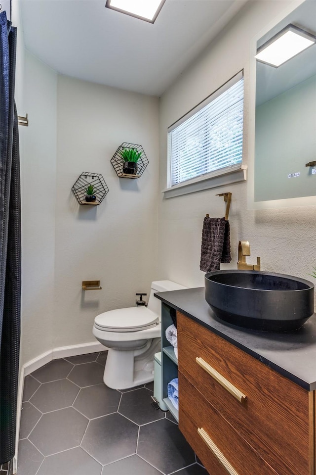 4105 Micki Lynn Ave, Fort Worth, TX 76107 - full bath featuring vanity and toilet