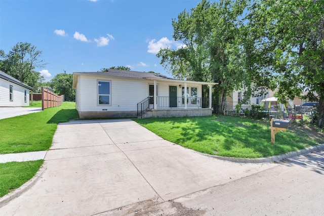 2917 NW Loraine St, Fort Worth, TX 76106 - view of front of home featuring covered porch and concrete driveway