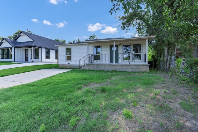 2917 NW Loraine St, Fort Worth, TX 76106 - view of front facade with covered porch and a front yard