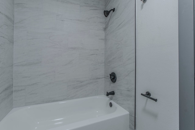 10029 Grove Oaks Blvd, Dallas, TX 75217 - full bath featuring bathtub / shower combination