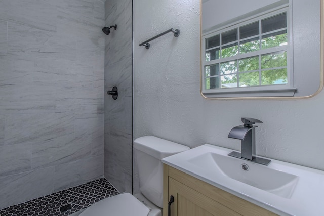 10029 Grove Oaks Blvd, Dallas, TX 75217 - bathroom featuring tiled shower and vanity