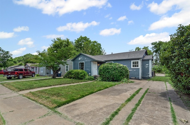 1212 E Mulkey St, Fort Worth, TX 76104 - view of front facade with a front yard