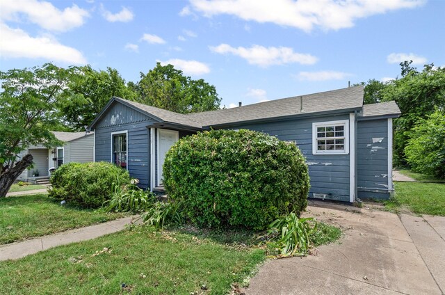 1212 E Mulkey St, Fort Worth, TX 76104 - view of front of home featuring roof with shingles and a front yard