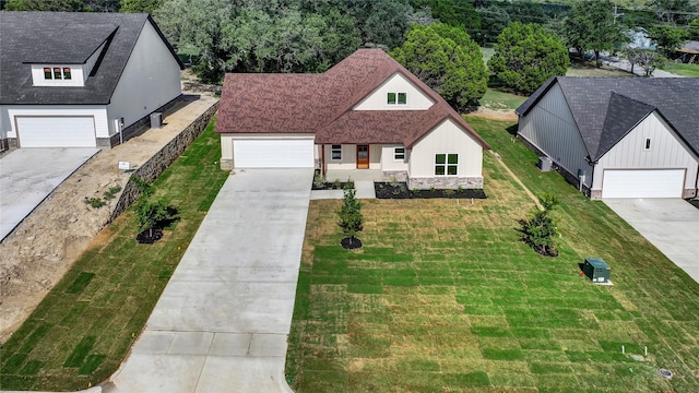1604 Franklin St, Weatherford, TX 76086 - view of front of home with a front lawn, driveway, roof with shingles, and a garage