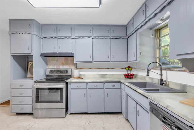 5624 Waltham Ave, Fort Worth, TX 76133 - kitchen featuring appliances with stainless steel finishes, light countertops, gray cabinetry, under cabinet range hood, and backsplash