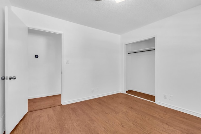 5624 Waltham Ave, Fort Worth, TX 76133 - unfurnished bedroom featuring light wood-type flooring, a closet, and a textured ceiling