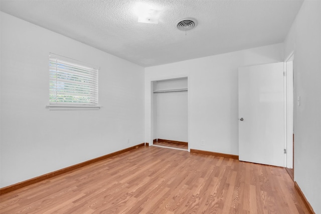 5624 Waltham Ave, Fort Worth, TX 76133 - unfurnished bedroom with light wood finished floors, a textured ceiling, and a closet