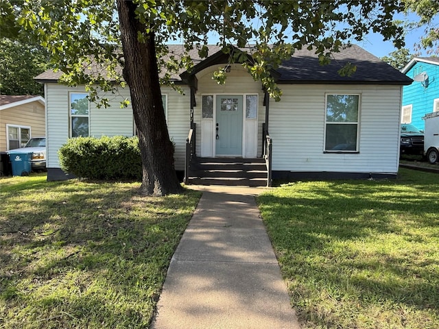 317 W Monterey St, Denison, TX 75020 - bungalow featuring a front yard and roof with shingles
