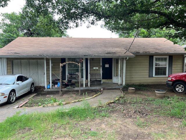 2933 Handley Dr, Fort Worth, TX 76112 - view of front of home featuring covered porch and a shingled roof