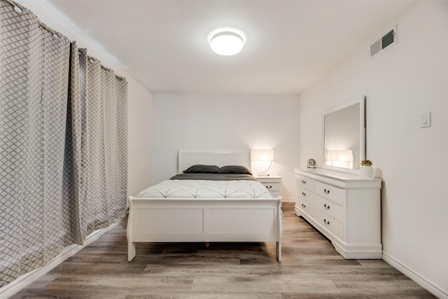 5750 Phoenix Dr Unit 39, Dallas, TX 75231 - bedroom with light wood-type flooring and baseboards