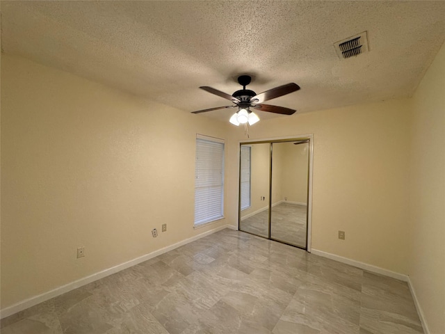 510 Betsy Ross Dr, Arlington, TX 76002 - unfurnished bedroom featuring a textured ceiling, a ceiling fan, and a closet