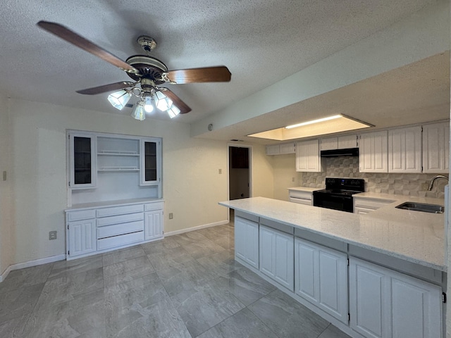 510 Betsy Ross Dr, Arlington, TX 76002 - kitchen featuring black range with electric cooktop, a peninsula, a ceiling fan, under cabinet range hood, and a textured ceiling