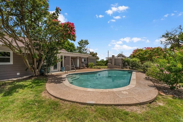 612 W Park Ave, Weatherford, TX 76086 - swimming pool with a lawn