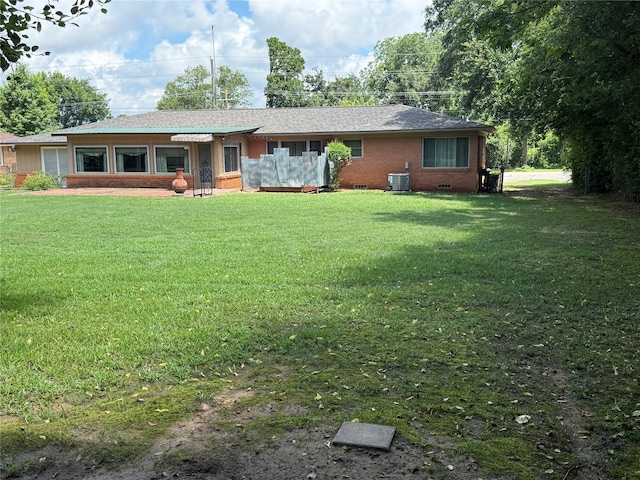 2015 E 5th St, Tyler, TX 75701 - view of front facade featuring a front yard, brick siding, and crawl space