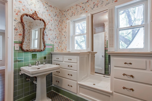 6224 Curzon Ave, Fort Worth, TX 76116 - bathroom with crown molding, wallpapered walls, and tile walls