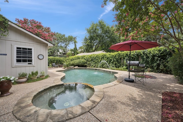 1147 N Windomere Ave, Dallas, TX 75208 - view of swimming pool featuring a patio area and a pool with connected hot tub