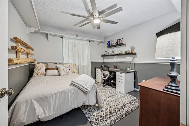4201 Ravenhill Ln, Arlington, TX 76016 - bedroom with a textured ceiling, ceiling fan, an office area, and vaulted ceiling