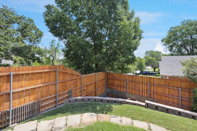 4201 Ravenhill Ln, Arlington, TX 76016 - view of fenced backyard