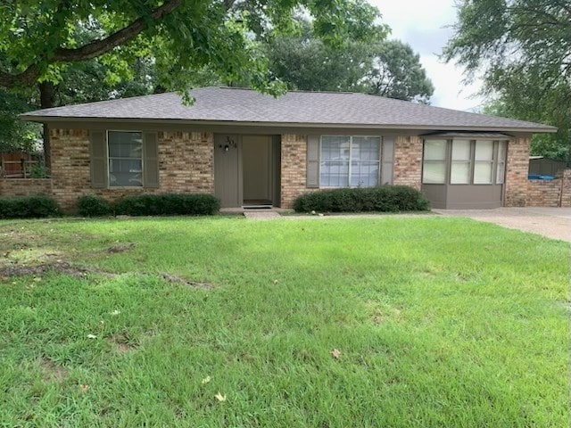 304 Lakeview St, Whitehouse, TX 75791 - ranch-style home featuring a front lawn and brick siding