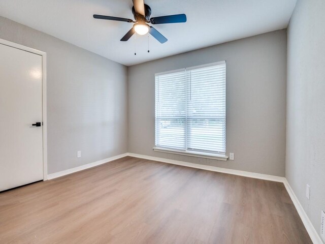 1044 Peach Ln, Desoto, TX 75115 - unfurnished room with wood finished floors and a ceiling fan