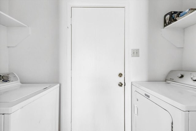 4900 Highbank Dr, Arlington, TX 76018 - laundry room featuring independent washer and dryer