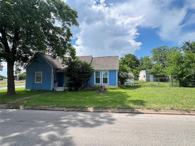603 E Thomas St, Sherman, TX 75090 - view of front facade featuring a shingled roof
