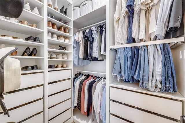 726 W Crossland Blvd, Grand Prairie, TX 75052 - view of walk in closet
