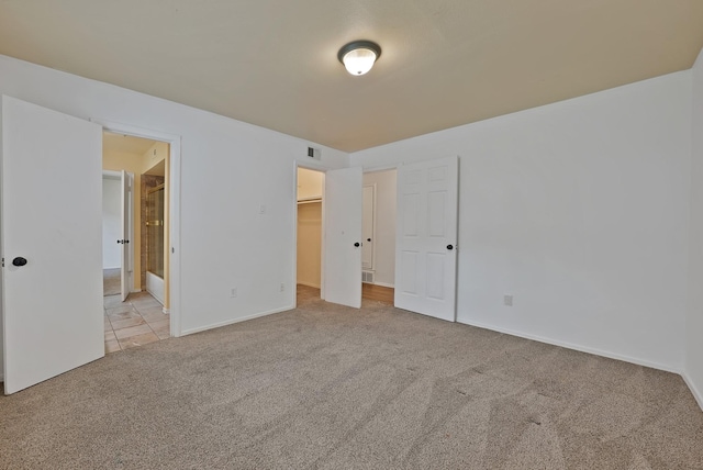 4949 Mill Run Rd, Dallas, TX 75244 - unfurnished bedroom with carpet floors, a walk in closet, ensuite bath, and a closet