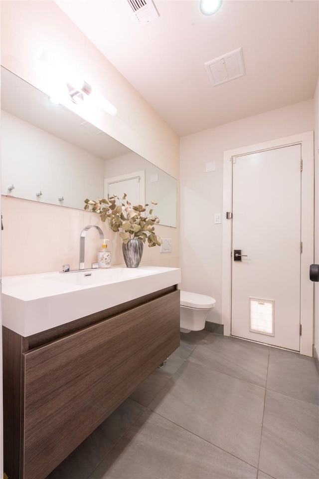 6956 Meadowbriar Ln, Dallas, TX 75230 - bathroom with vanity and toilet