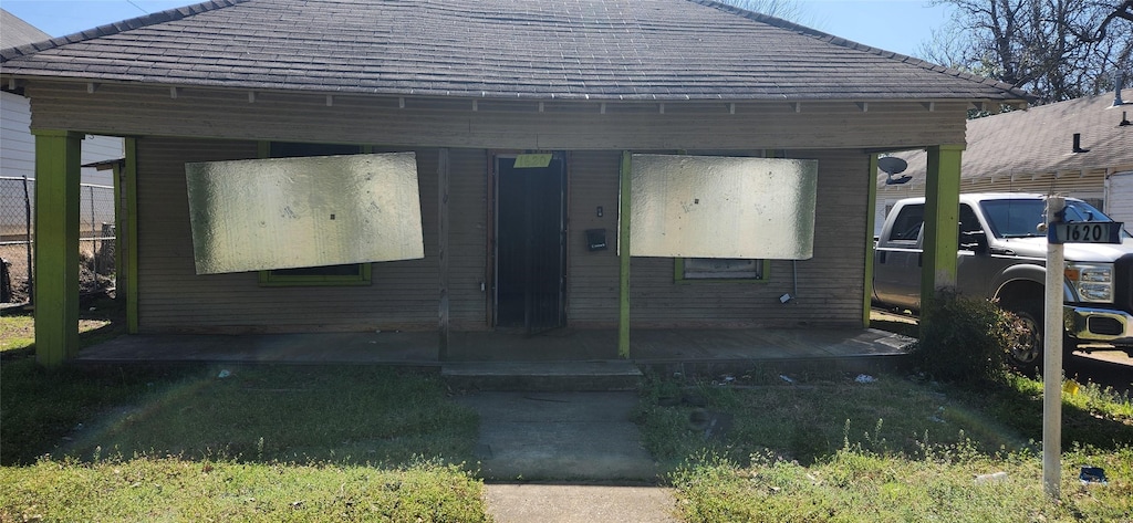 1620 Stoneman St, Dallas, TX 75215 - view of front facade featuring roof with shingles