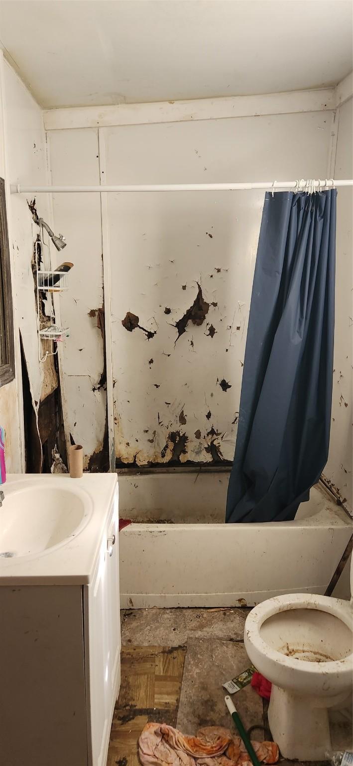 1620 Stoneman St, Dallas, TX 75215 - full bathroom with vanity and shower / bath combination with curtain