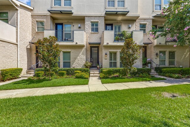 7333 Valley View Ln Unit 304, Dallas, TX 75240 - view of property featuring stucco siding and a front yard