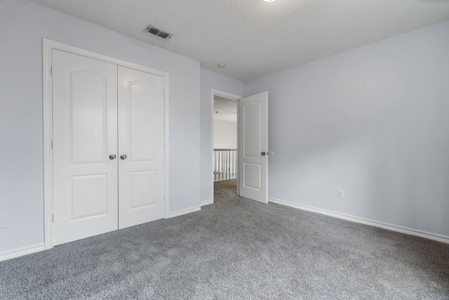 8347 Mountainview Dr, Dallas, TX 75249 - unfurnished bedroom featuring carpet flooring, a closet, and a textured ceiling