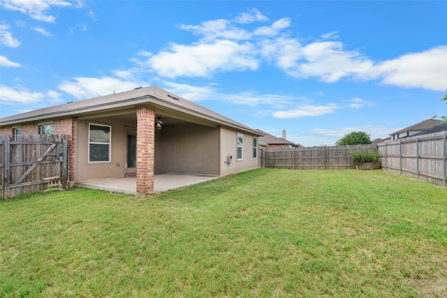 6521 La Sol Ln, Waco, TX 76712 - fenced backyard featuring a patio and a ceiling fan