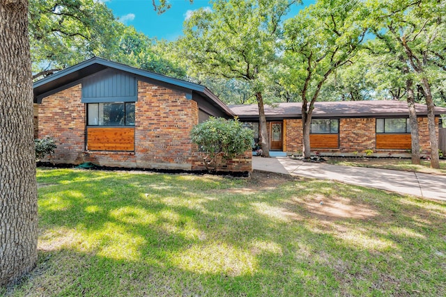 612 Circleview Dr S, Hurst, TX 76054 - mid-century inspired home featuring brick siding and a front yard