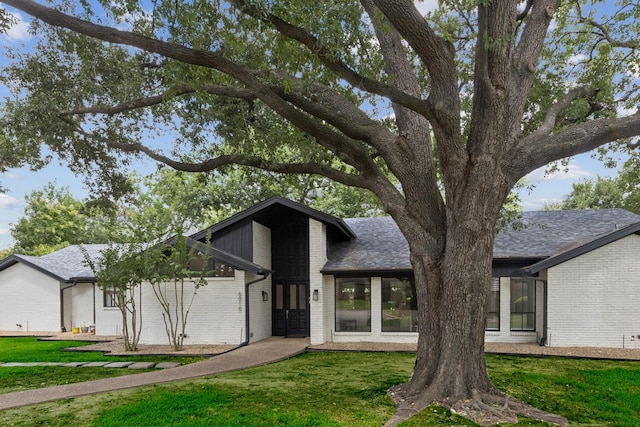 6010 Preston Creek Dr, Dallas, TX 75240 - mid-century home with brick siding, a front yard, and a shingled roof